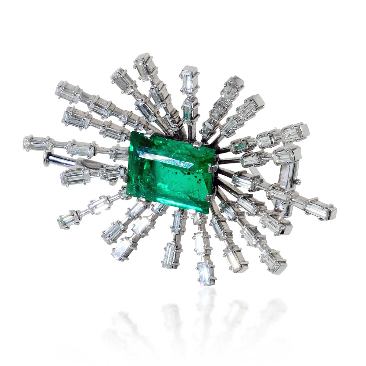 Stern-Smaragdbrosche, 5,65ct Smaragd mit 1,73ct Diamantbaguettes 18 kt Weißgold