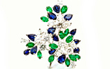 Blütenbrosche mit Perle und Diamantbaguettes.