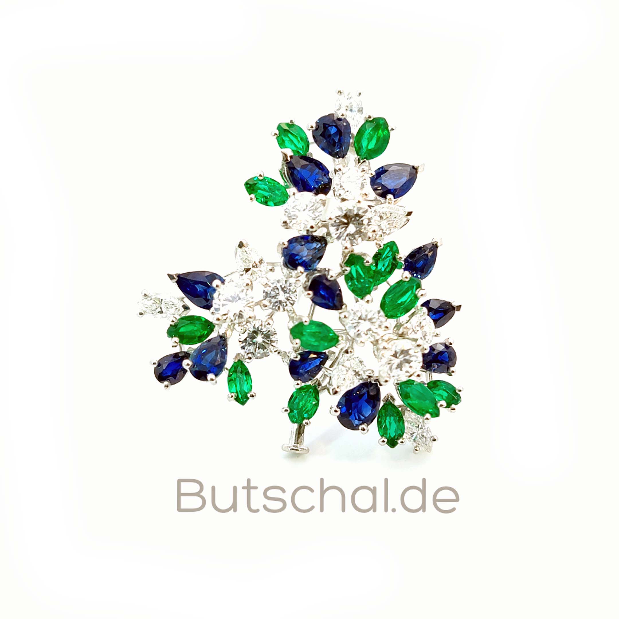 Brillant-Brosche mit 2,39ct Brillanten,  1,47 ct Smaragde und 3 ct Saphiren in Weissgold