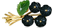 Gelbgoldbrosche mit vier kleinen schwarzen Blüten und einem Nephritblatt, für Vergrösserung bitte hier klicken!