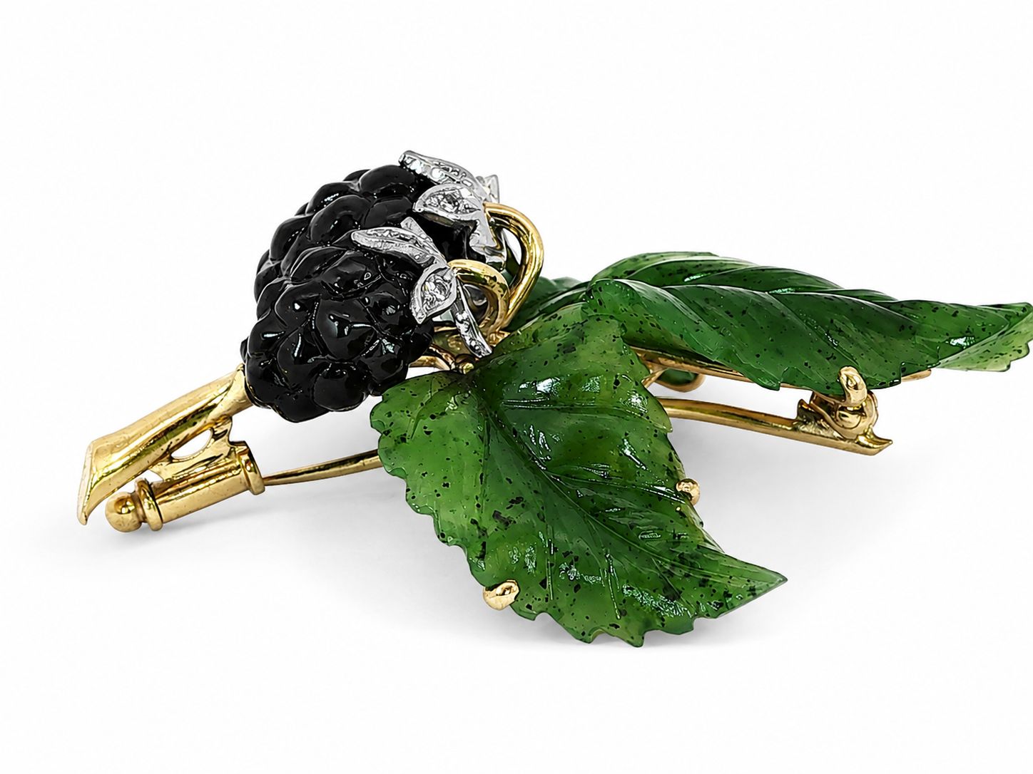  Goldbrosche mit Brombeeren und sechs Diamanten in den Nephrit Fruchtbl�ttern,18kt Gelbgold 