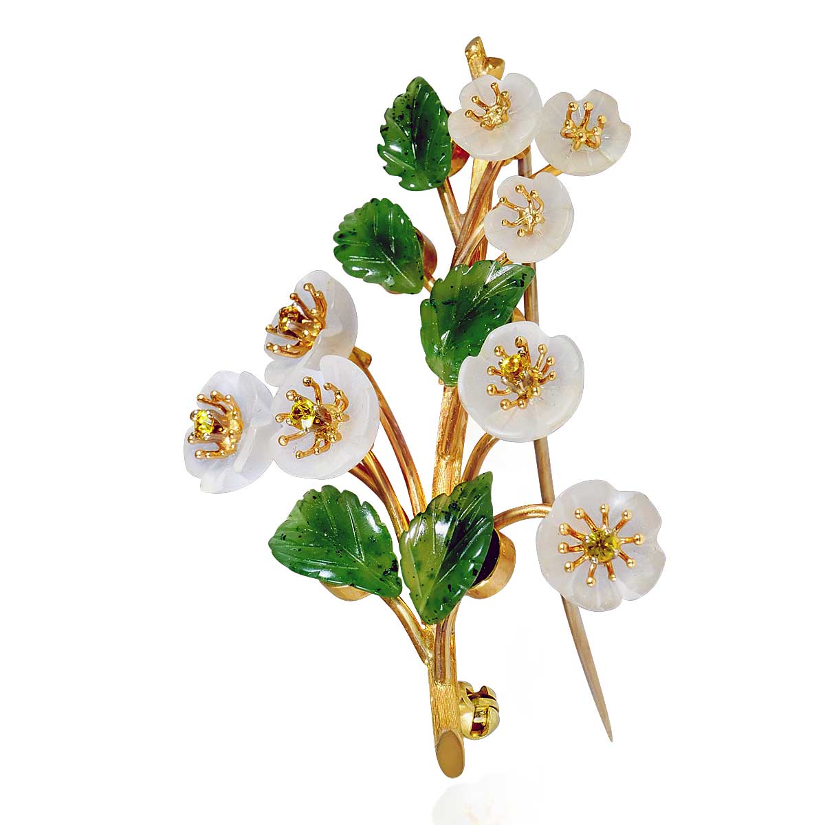 Anemonen-Sträusschen als Gelbgoldbrosche mit weissen kleinen Bergkristallblüten und Nephritblättern 