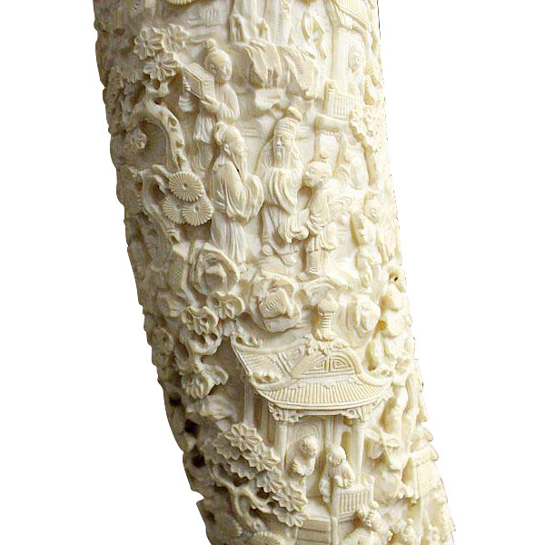Reich geschnitzter Elfenbeinzahn auf Ebenholz-Sockel, 92cm,10kg