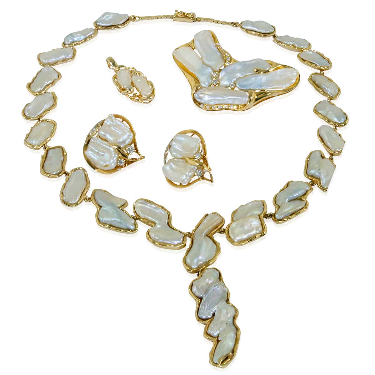 Biwaperlen Garnitur bestehend aus 0,64ct Diamanten und barocken Perlen-Kollier, Kettengleiter Ohrclips und Anhänger in 14 kt Ge