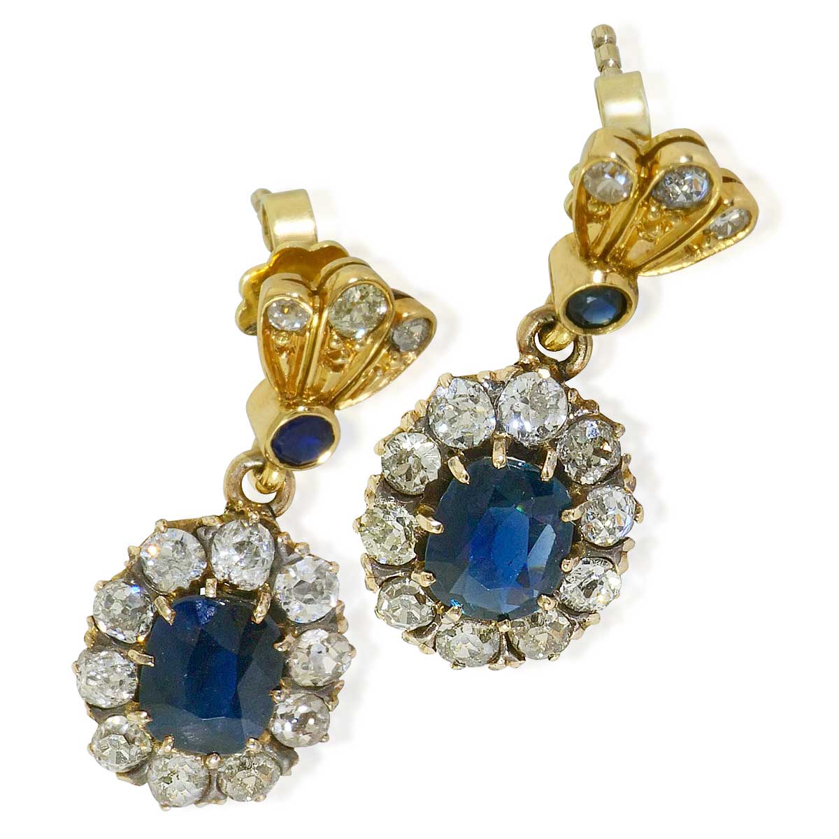 Saphir Diamant-Ohrringe, 14 kt Gelbgold| 2,26ct Saphir mit Altschliffdiamanten von 2,54ct umrahmt, als Ohrhänger