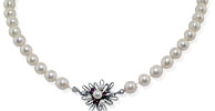 Perlenkette mit Perlen- und Rubin besetzter Schließe aus 14 kt Weißgold, für Vergrösserung bitte hier klicken!