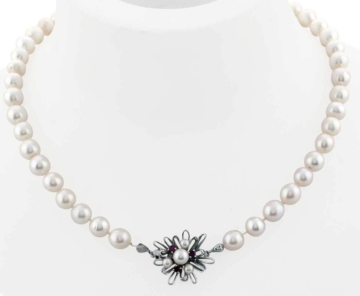 Perlenkette mit Perlen- und Rubin besetzter Schließe aus 14 kt Weißgold