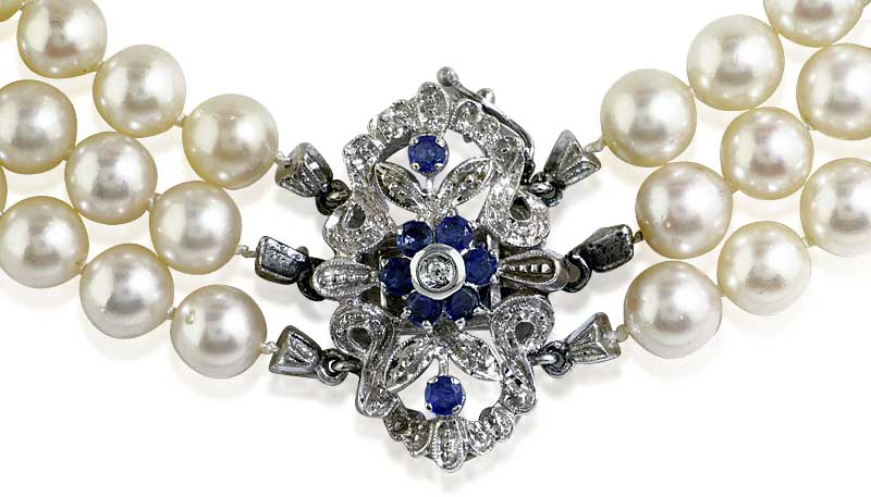 Perlencollier 3-reihig, Perlenkette 6,9-7mm mit Diamanten und Saphir-Schließe 18 kt Weißgold 