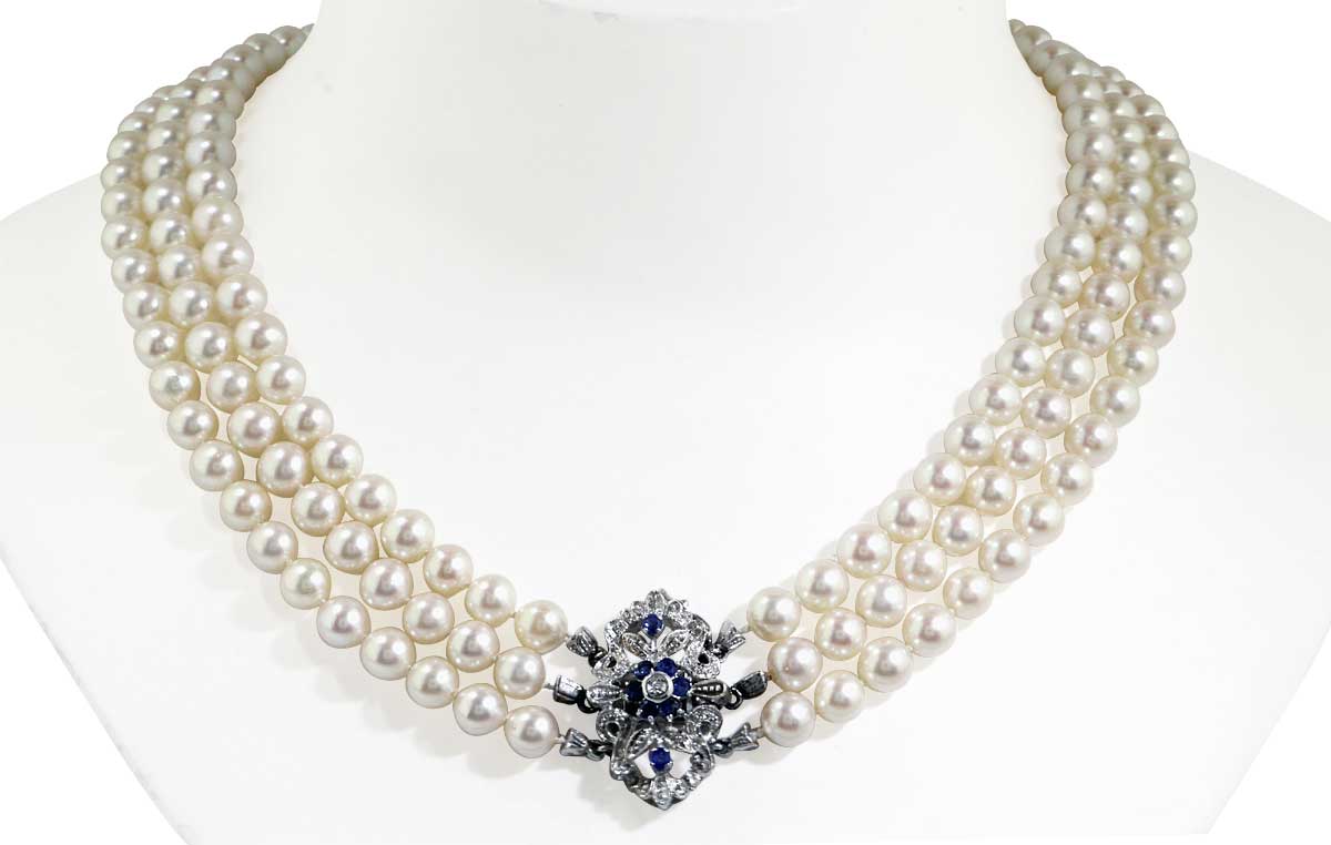 Perlencollier 3-reihig, Perlenkette 6,9-7mm mit Diamanten und Saphir-Schließe 18 kt Weißgold 