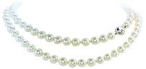 93 weisse Akoja-Perlen als lange Kette mit Diamantschloss, für Vergrösserung bitte hier klicken!
