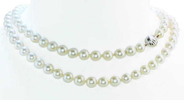 93 Akoja-Perlen als lange Kette mit Diamantschloss