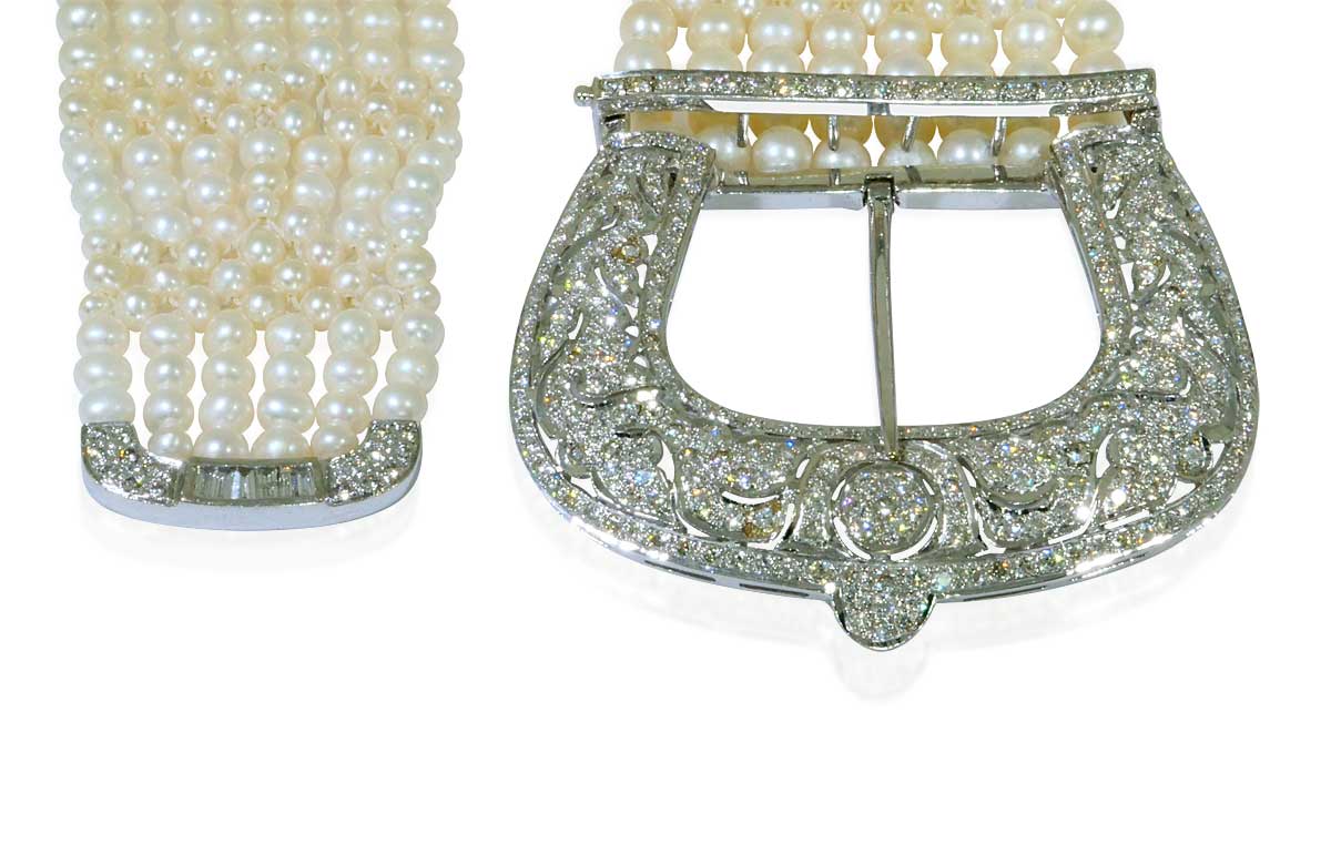 Geknüpftes Perlenarmband mit extravaganter Weissgoldschließe und 2,41ct Diamanten