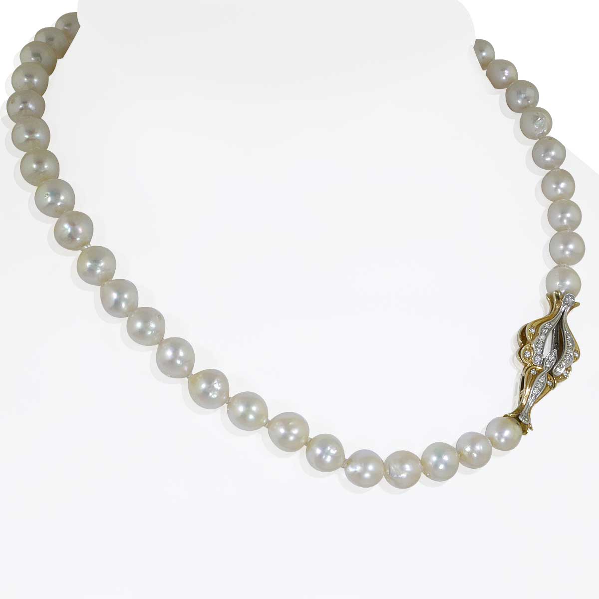 Perlenkette mit brillantenbesetzter Goldschließe 0,71 Karat Brillanten