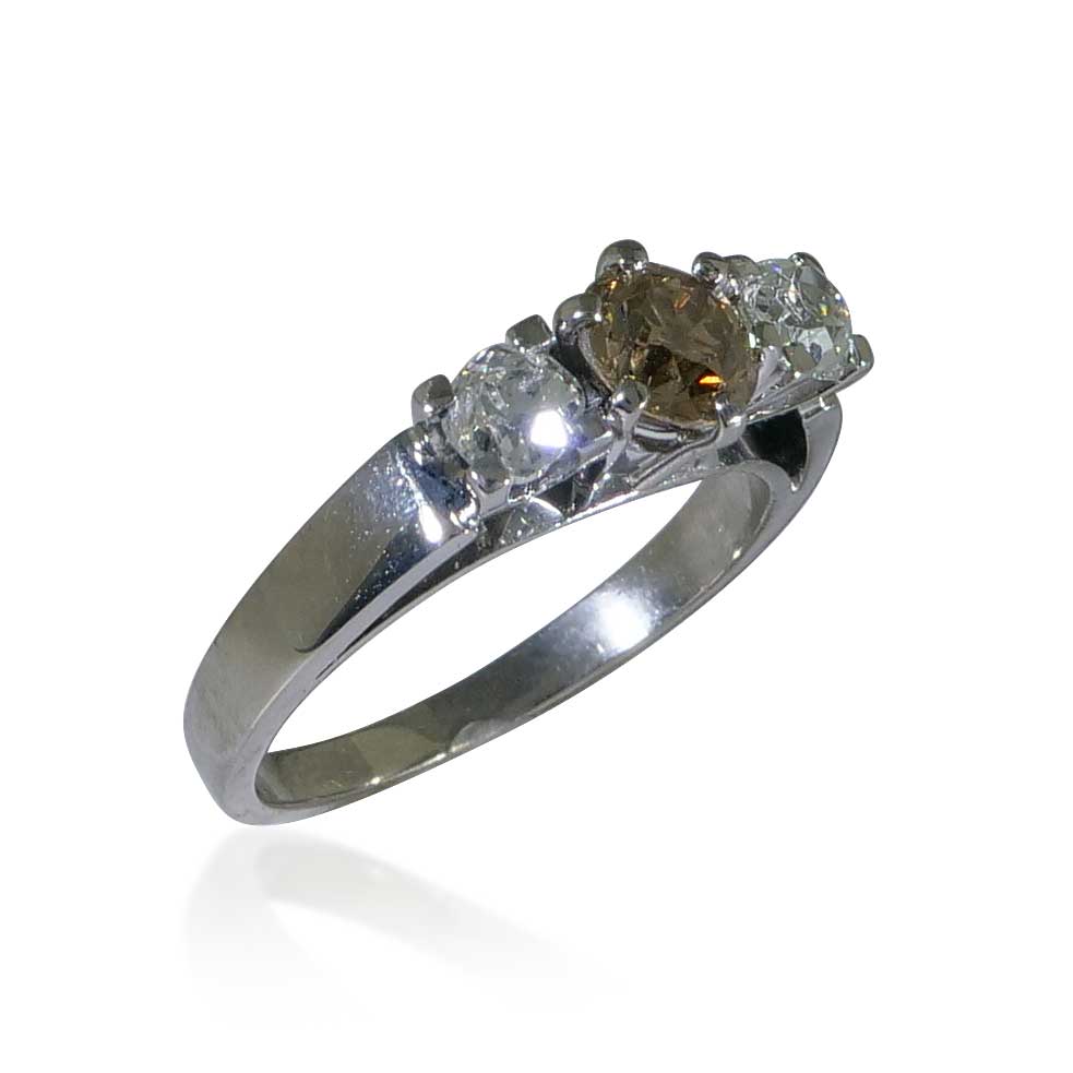 Brillantring mit 1,16ct  Altschliff Diamanten, Mittelstein rötlich-braun in 18 Kt Weissgold 