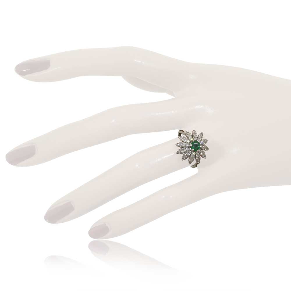 Smaragdring mit 1,36ct Diamanten in Form von Sternstrahlen-Halo und einem0,32ct Smaragd, in Distelform
