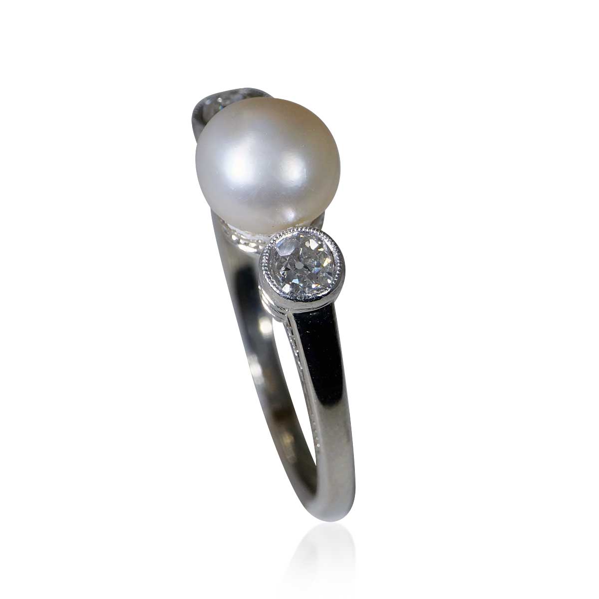 Diamant-Perlenring 14 Kt Weissgold mit zwei Altschliffdiamanten von 0,36ct