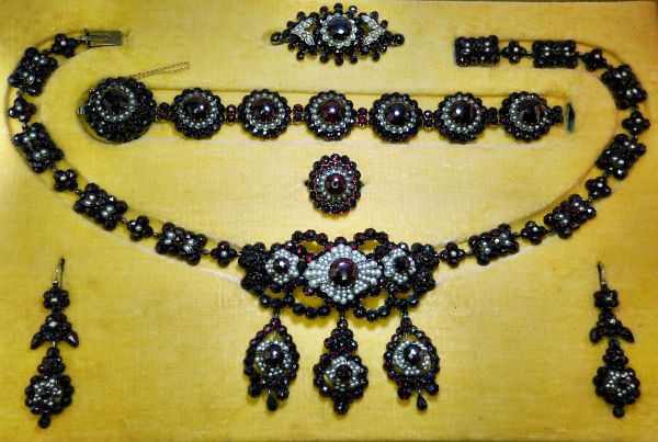 Antikes Granat Schmuckset |Collier, Armband, Ring, Ohringe,Brosche mit böhm.Granat und Perlen