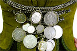 Antike Miederkette, Miedergwand Geschnür aus Silber mit dreizehn alten Silbertalern, Münzen, für Vergrösserung bitte hier klicken!