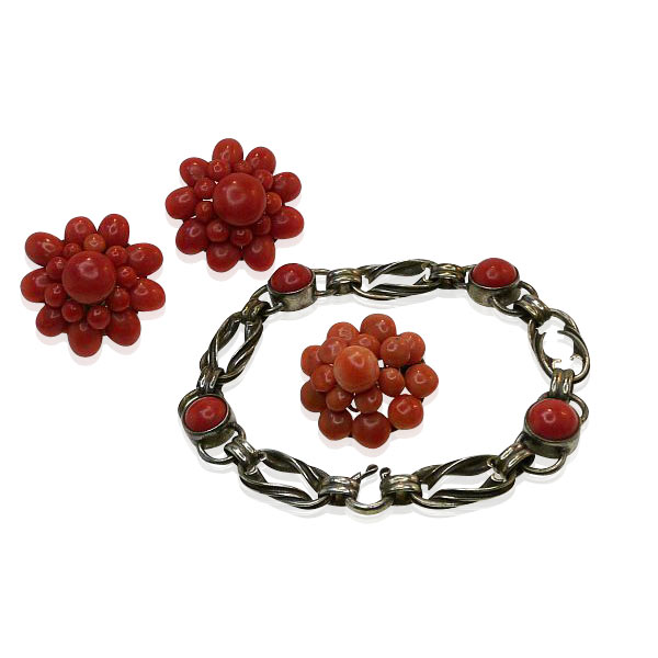 Set echte Koralle, Korallenbutton-Ohrringe, Korallenbrosche und Korallenarmband in Silber 