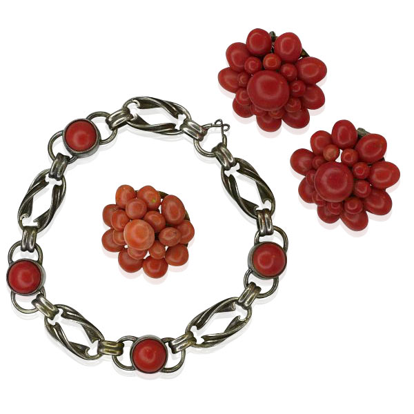 Set echte Koralle, Korallenbutton-Ohrringe, Korallenbrosche und Korallenarmband in Silber 