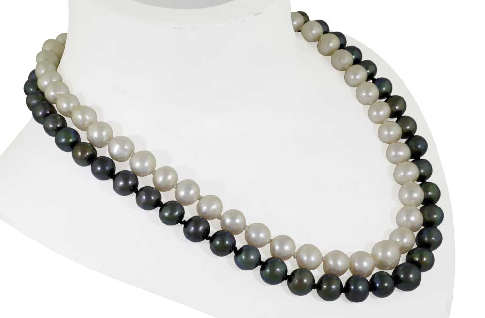 Zweireihige Perlenkette, weiß und schwarz mit diamantbesetztem Verschluss 0,36 ct Diamanten in Weißgold