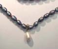 Halsketten mit Tahiti-Perlen, Tahiti-Perlen-Kolliers, Tahiti-Perlen-Halsbänder, graue,schwarze Perle, graue Perlen-Schmuck-Anhänger